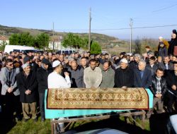 Esra öğretmen dualarla uğurlandı